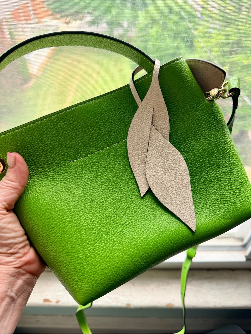 Fleuron: Mini Swann in pomme verte w leather leaf charm